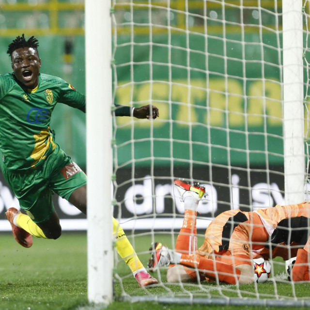 Boureima Hassane Bande je pucao, Ivan Nevistić mu obranio penal, ali lopta se ipak otkotrljala u gol...