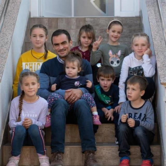 Mateo Torić s djecom
