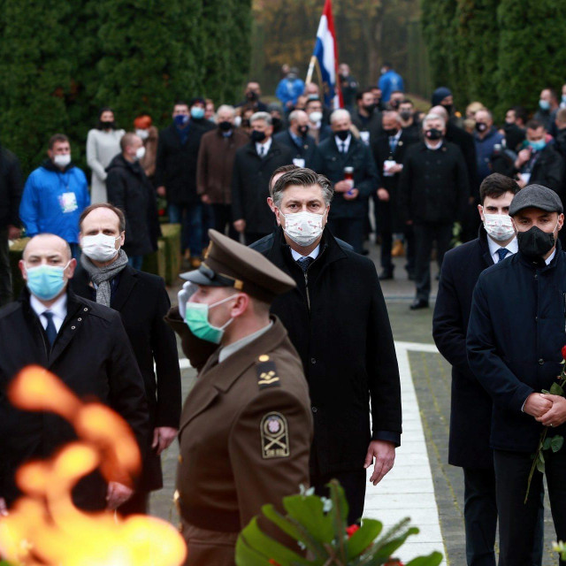 Premijer s ministrima i predsjednikom Sabora u Koloni sjećanja 2020. Plenković je demonstrirao kako izgleda tvrda kohabitacija: Vlada ide svojim putem, a predsjednik svojim



 

