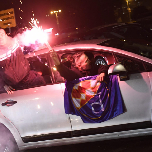 Dinamovi navijači pripremili su karusel  uZagrebu večer prije velikog okršaja
 
