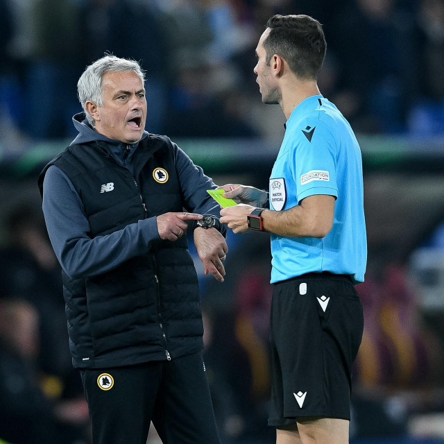 Jose Mourinho se svađa sa sucem
