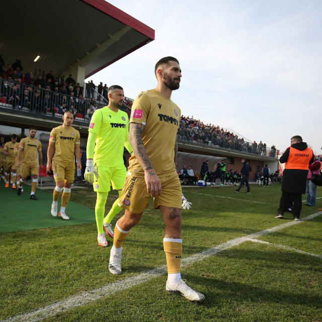Marko Livaja i igrači Hajduka izlaze na teren
