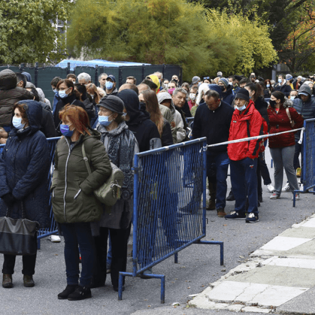 Redovi za cijepljenje na Velesajmu
