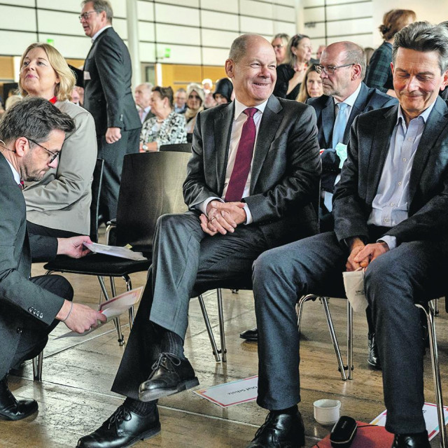 
Vodstvo stranke SPD pregovara sa Zelenima i liberalima iz FPD-a o formiranju vlade
