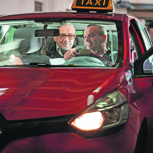 Legendarni trener Boško Čavka i naš reporter Zdravko Reić u automobilu u kojemu ovaj hrvački prvak u ljetnoj sezoni po Splitu prevozi putnike
