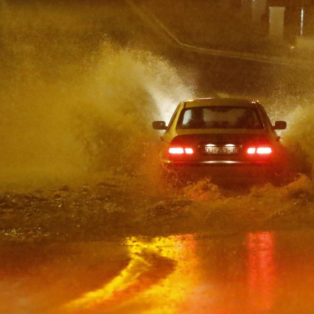 Prizor iz Makarske nakon obilne kiše koja je padala u petak, 5. studenoga
