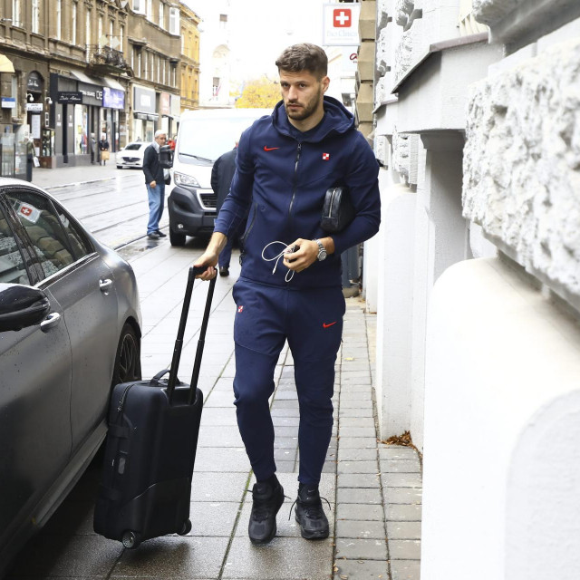 Bruno Petković izlazi iz svog Mercedesa AMG E63
