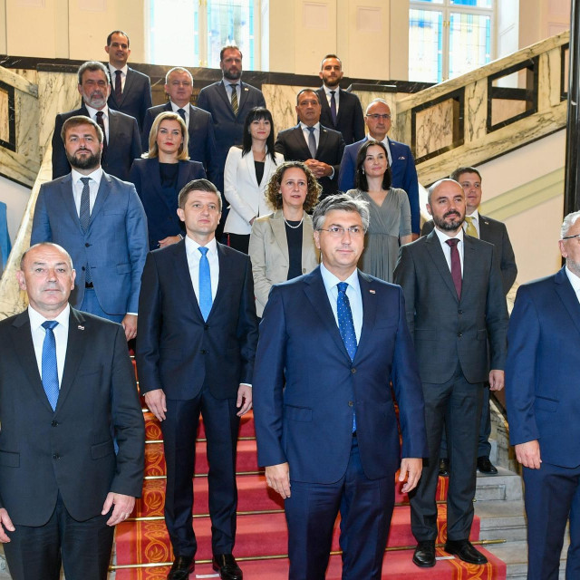 U Vladi sada poručuju da će se ministri i državni tajnici koji to mogu cijepiti i booster dozom, a neki od njih to su već napravili
