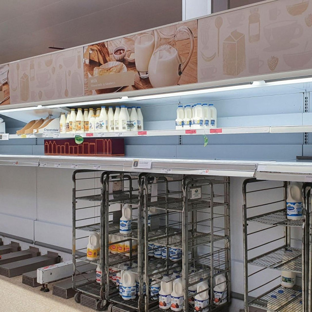 Prazne police u poslovnici lanca Sainsbury's u Londonu snimljene početkom listopada
