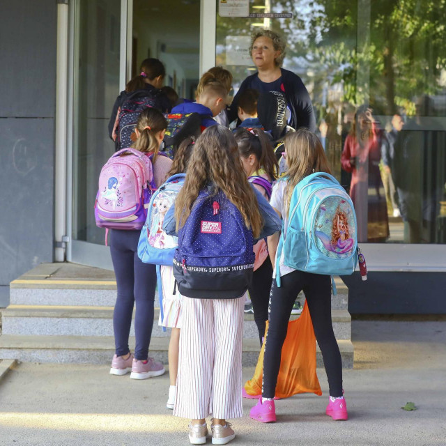 Ilustracija, djeca na ulasku u školu
