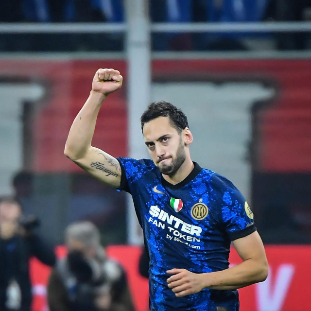Hakan Calhanoglu proslavio je gol za Inter ljubeći grb kluba što su navijači Milana shvatili kao provokaciju
