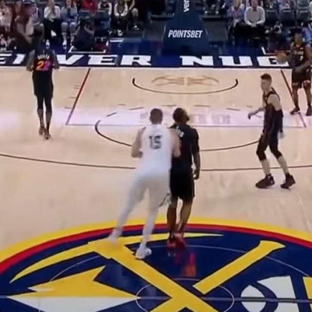 Jokić nasrće na Morrisa