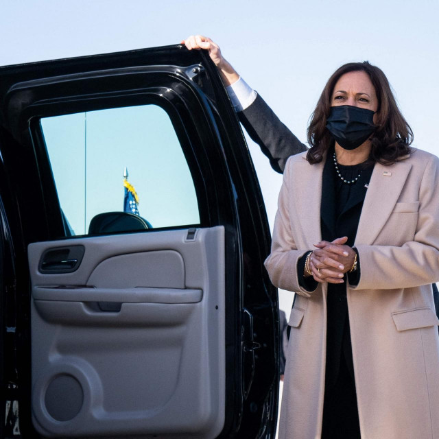 Kamala Harris na aeridromu Paris-Orly u Orlyju, blizu Pariza
