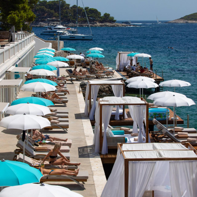 Plaža Banj ispred hotela Amfora
