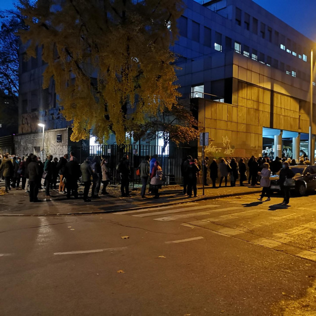 Na punktu u Runjaninovoj u 17 na cijepljenje je čekalo 300-tinjak građana
