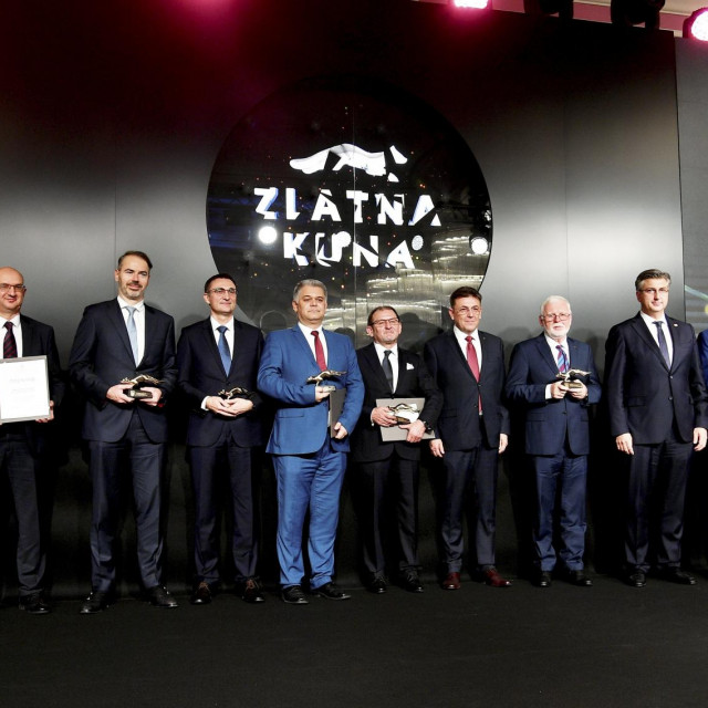 Andrej Plenković i Luka Burilović s nagrađenima
 
