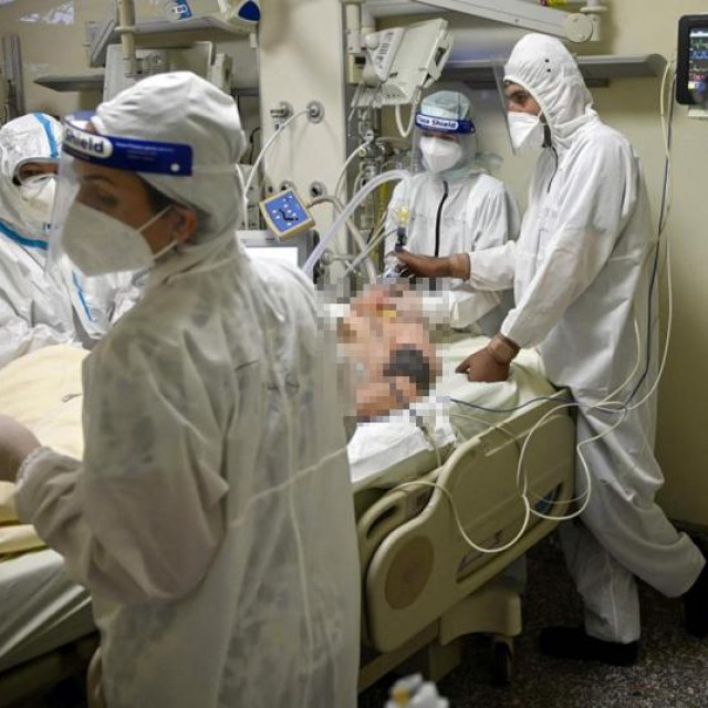 Ilustrativna fotografija: u pravokutniku: grafikon koji prikazuje broj umrlih osoba u Hrvatskoj po godinama
