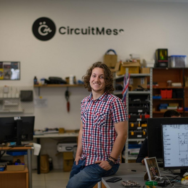 Albert Gajšak u tvrtki CircuitMess
