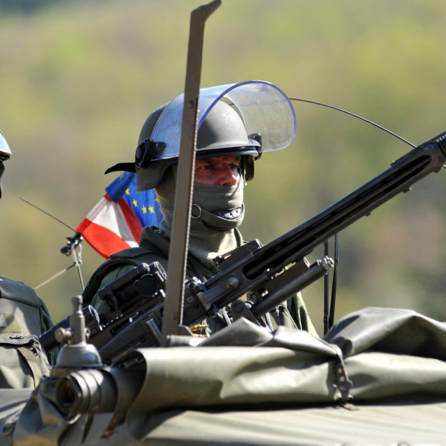 Members of the European Union's military force in Bosnia (EUFOR) train during a riot simulation exercise on April 25, 2013, as part of the military exercise ”Rapid Response 2013”, in Pazaric, near Sarajevo. AFP PHOTO ELVIS BARUKCIC (Photo by ELVIS BARUKCIC/AFP)
