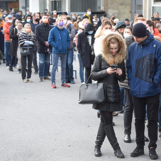 Gužva na Velesajmu u Zagrebu, gdje se provodi cijepljenje
