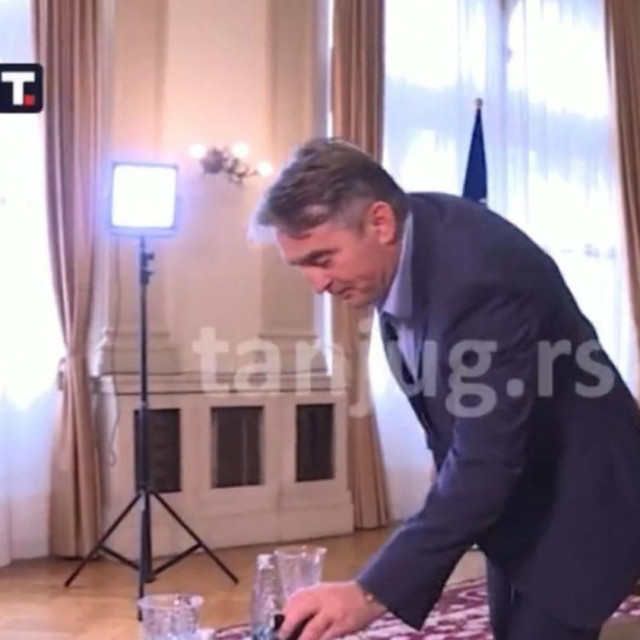 Željko Komšić napušta intervju
