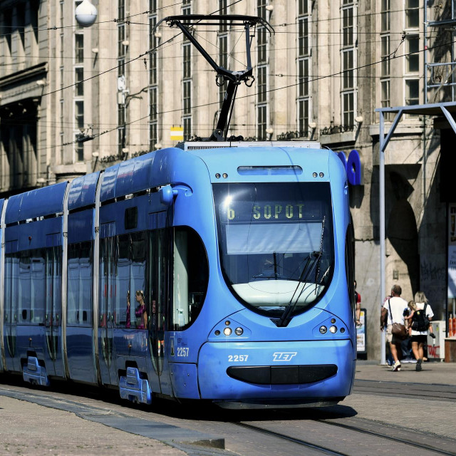 
Tramvaj na trgu bana Josipa Jelacica.
 
