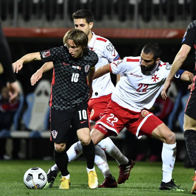 Luka Modrić okružen igračima Malte na Rujevici
