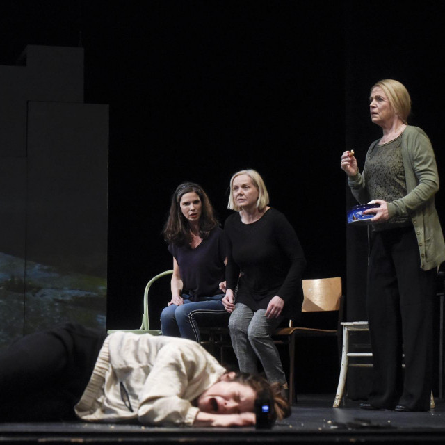 Na konferenciji za medije kazalista Gavella predstavljena je nova predstava Hotel Zagorje prema romanu Ivane Bodrozic.
Na fotografiji: prizor iz predstave, glumacke probe za medije.
 
