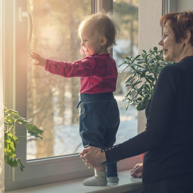 Ilustracija /Dadilja brine o djetetu
