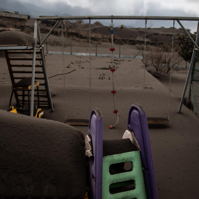 Dječje igralište na La Palmi prekriveno pepelom
