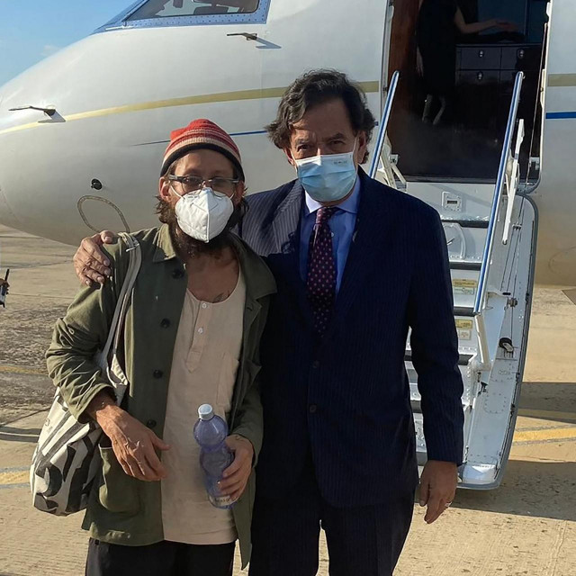 Danny Fenster s američkim diplomatom Billom Richardsonom nakon oslobađanja
