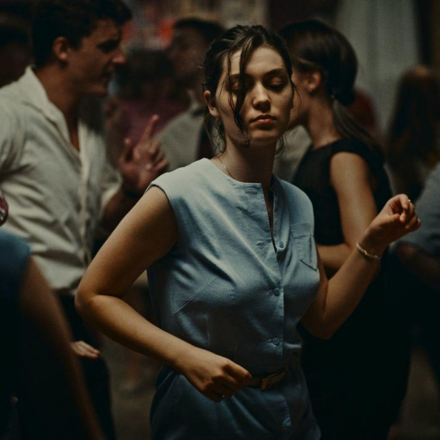 Relativno neiskusna i ne baš mlada redateljica Audrey Diwan (41) ovim je filmom baš naveliko iskočila, kao pravi, potpuno izbrušeni talent
