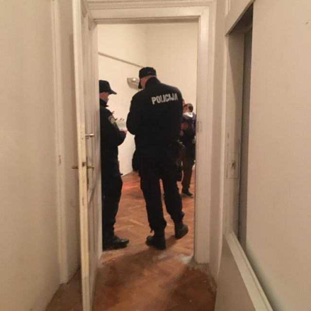 Dolazak policije u prostor.
