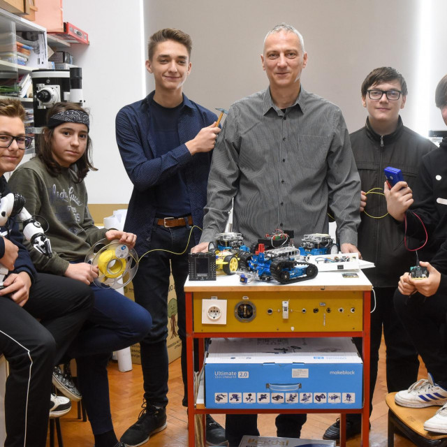 Na fotografiji: Ivan Martić, Jakob Martinović, Borna Flinta, profesor Tomica Turković, Mihael Kopričanec, Filip Švagelj i Mateo Bregović