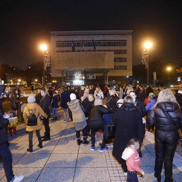 Roditelji odgojitelji okupili pred Gradskim poglavarstvom, arhivska fotografija
