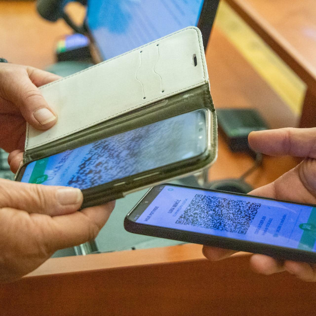 Provjera covid potvrda u knjižnici
