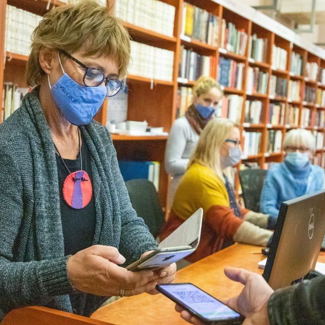 Provjera covid potvrda u knjižnici
