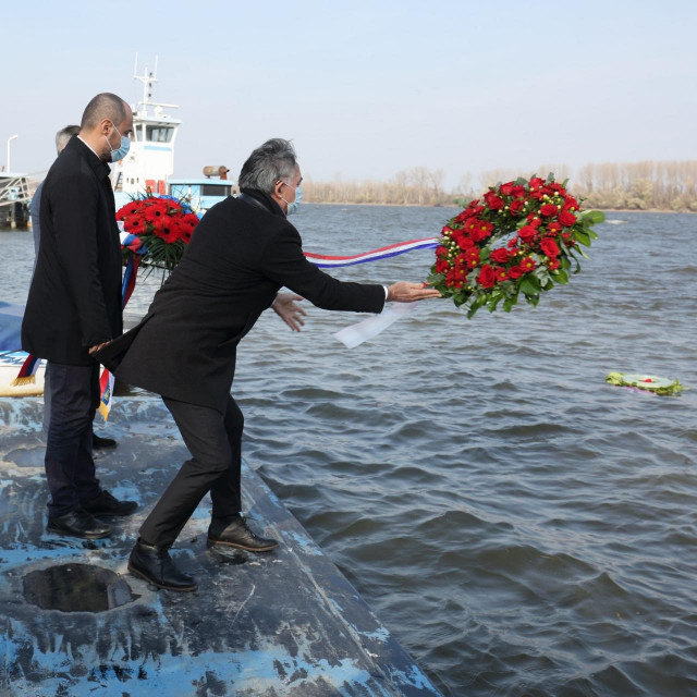 Milorad Pupovac polaže vijenac u Dunav
