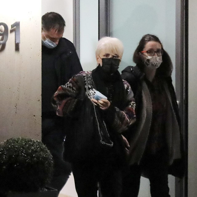 Istražitelji odvode uhićenu Pirušku Canjugu nakon pretresa njezine obiteljske kuće
