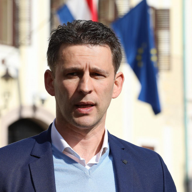 Božo Petrov ispred Banskih dvora.
