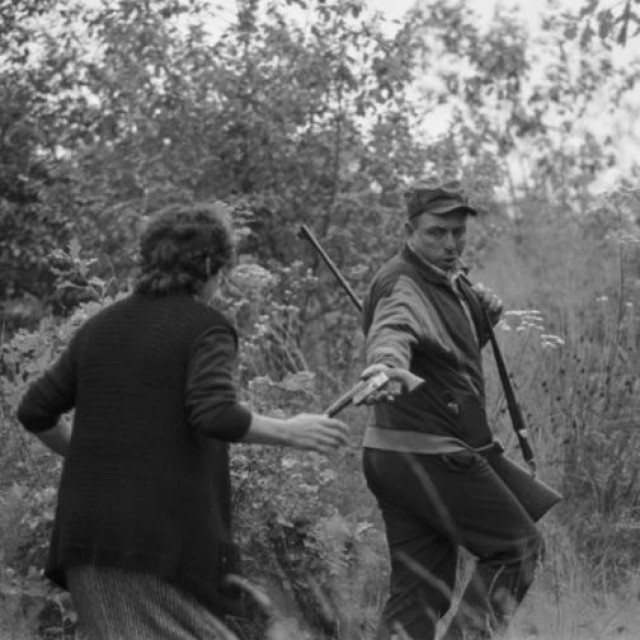 Muž i žena bježe iz Gline
