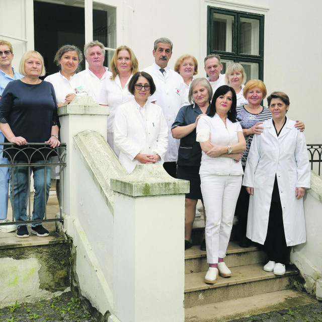 Na fotografiji: Mihaela Brajković med. sestra, Blanka Maslov med. sestra, Ivanka Solaković med. sestra, dr. Renato Šumski, de. Agneza Aleksijević, dr. Zoran Aleksijević, dr. Ivanka Mihajlović, dr. Vladimir Horvatić, Ksenija Ivanković, dr. Ljerka Šumski, Smilja Petričević med. sestra, Zvezdana Pinjuh med. sestra, Ružica Đurić med. sestra, Vlatka Crnojević med. sestra
