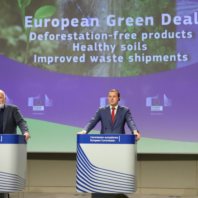 Frans Timmermans i  Virginijus Sinkevičius predstavljaju nacrt zakona
