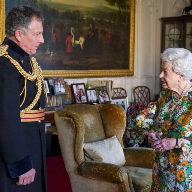 Kraljica Elizabeta II. i Nick Carter
