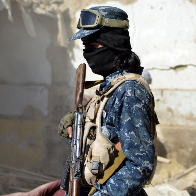 Član talibanskog pokreta stoji pored ruševina navodnog skrovišta pripadnika Islamske države-Khorasan u Kandaharu
