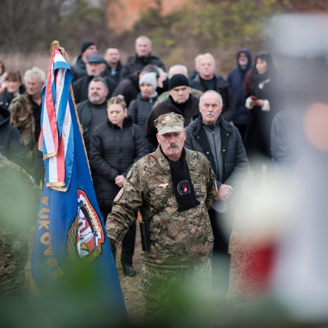 
Obiljezavanje Dana sjecanja na zrtve Domovinskog rata i Dan sjecanja na zrtvu Vukovara i Skabrnje. Vijenci za zrtve iz Borovog naselja na ostacima zgrade Borovo Commerce, nekadasnje ratne bolnice i sklonista.













 
