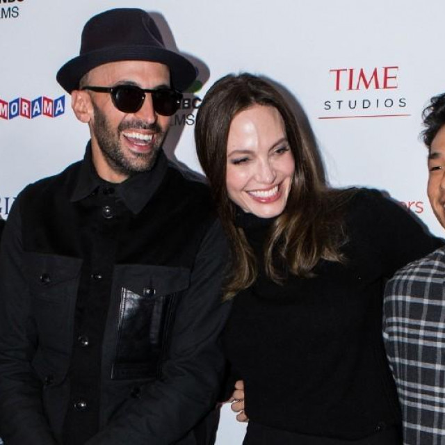 Angelina Jolie s fotografom i djecom
