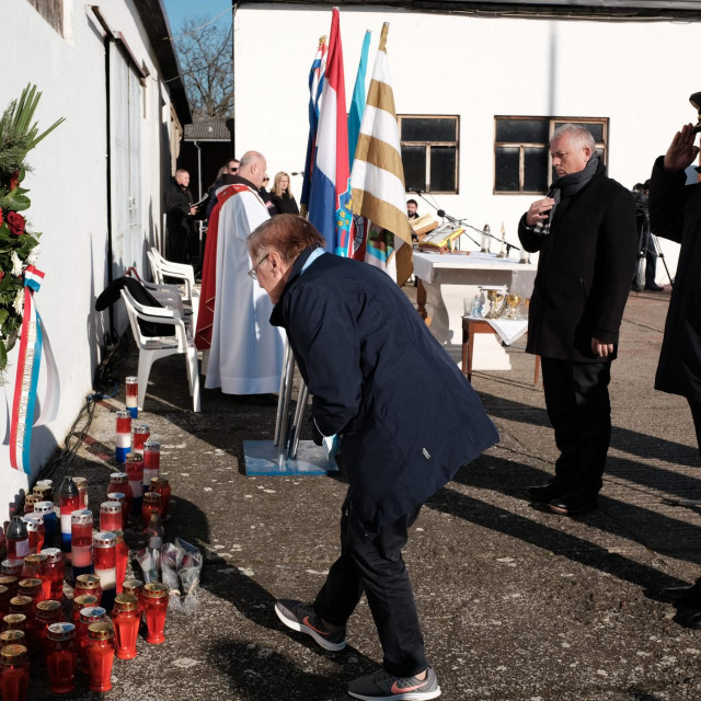 Odavanje počasti kod spomen ploče i sveta misa za žrtve srpskih koncentracijskih logora
