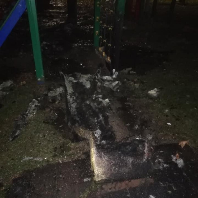 Izgorjelo dječje igralište u Vinkovcima
