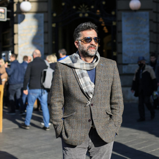 
Redatelj Danis Tanović u Zagrebu je predstavio svoj novi film, komediju ”Deset u pola”
